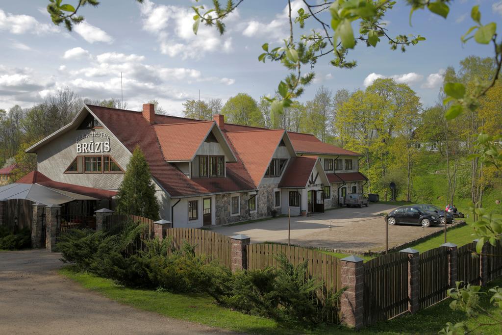 Park Hotel Bruzis Smiltene Esterno foto